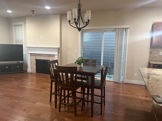 Building Photo - Stunning 4 BD* 2.5 BA* Singe Family Home L...