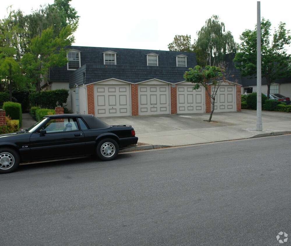 Building Photo - 990 Mangrove Ave