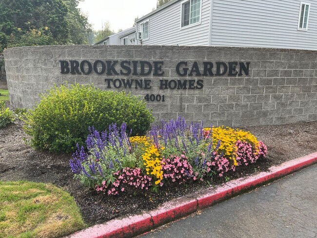 Foto del edificio - Two Bedroom Townhouse in South Salem with ...