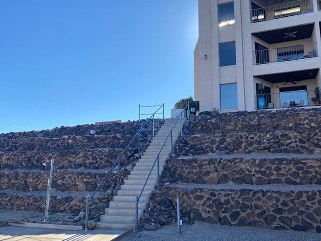 Foto del edificio - Waterfront 2BR 2B Condo Lower Level, gated with tennis,pool,spa,PRIVATE BEACH/DOCK