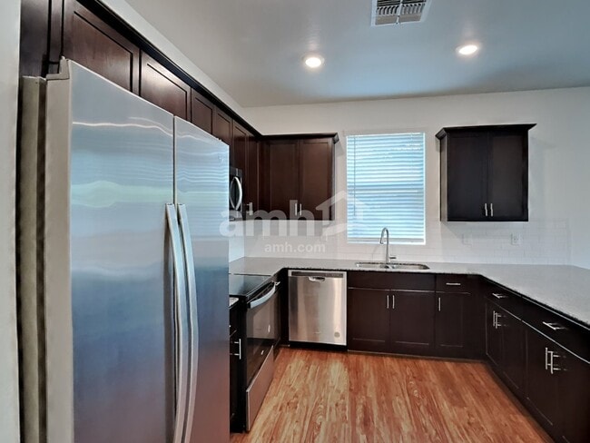 Foto del edificio - 647 W Hackamore Ave