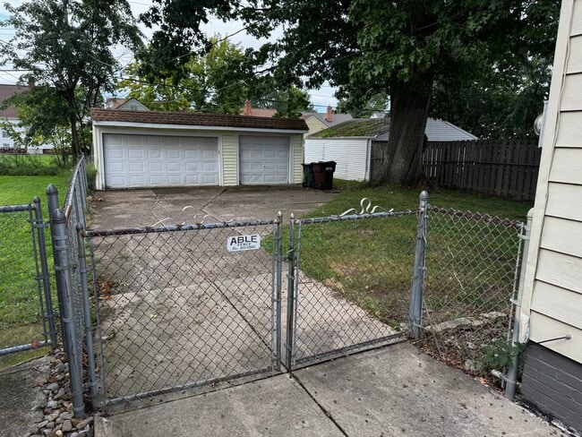 Building Photo - 2810 Fortune Ave