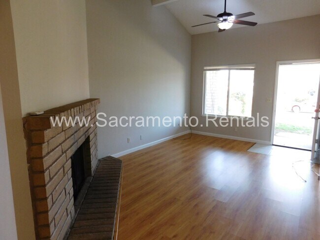 Building Photo - Cute 2bd/1ba Duplex with Garage - Walk to ...