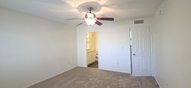 Building Photo - 950 Seven Hills Dr