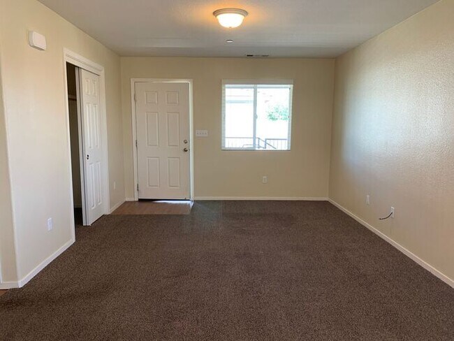 Foto del edificio - Like new upstairs apartment! Middle Unit!