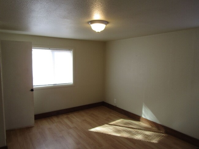 Building Photo - *PRICE REDUCED* 2 Bedroom Home with Large ...