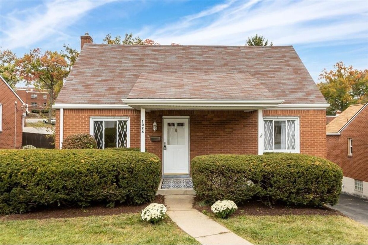 Primary Photo - MUST SEE LARGE HOME FOR LEASE!