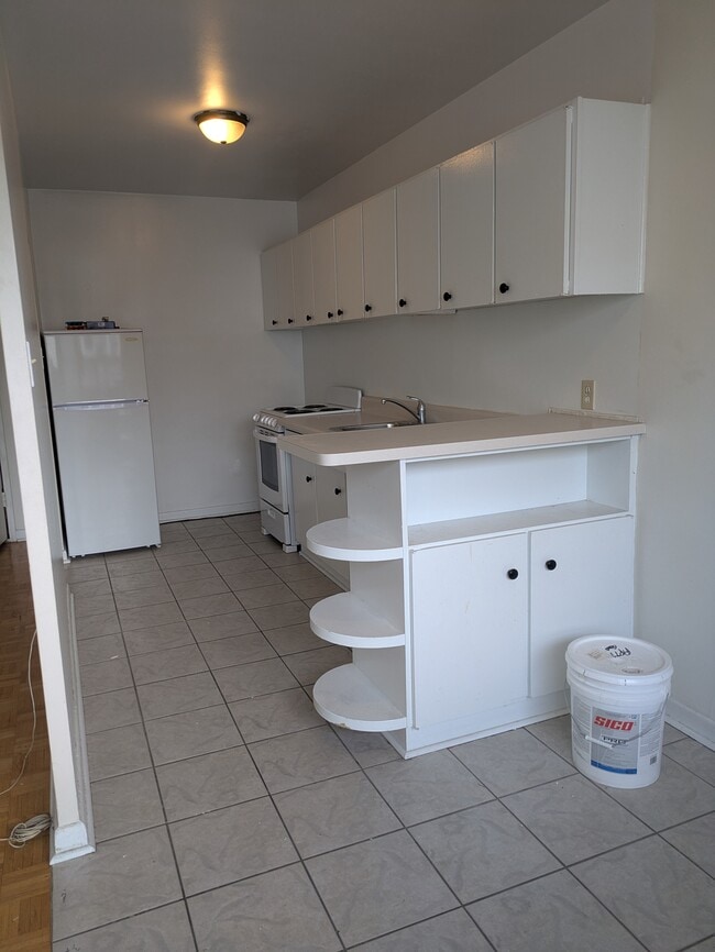 Kitchen/Dining Rm - 879 Kennedy Rd
