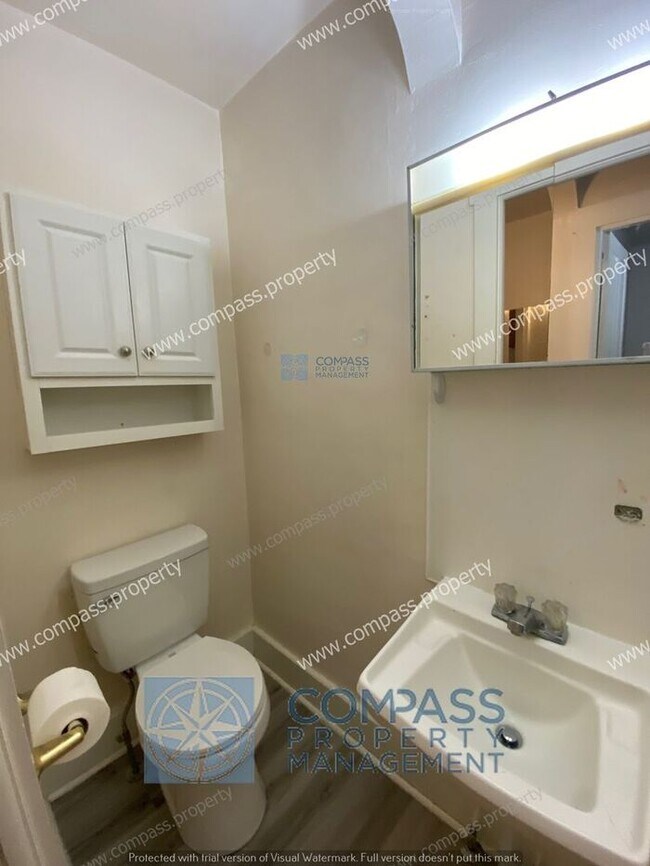 Building Photo - $1025.00 2nd floor, 2 bedroom/1 bathroom a...