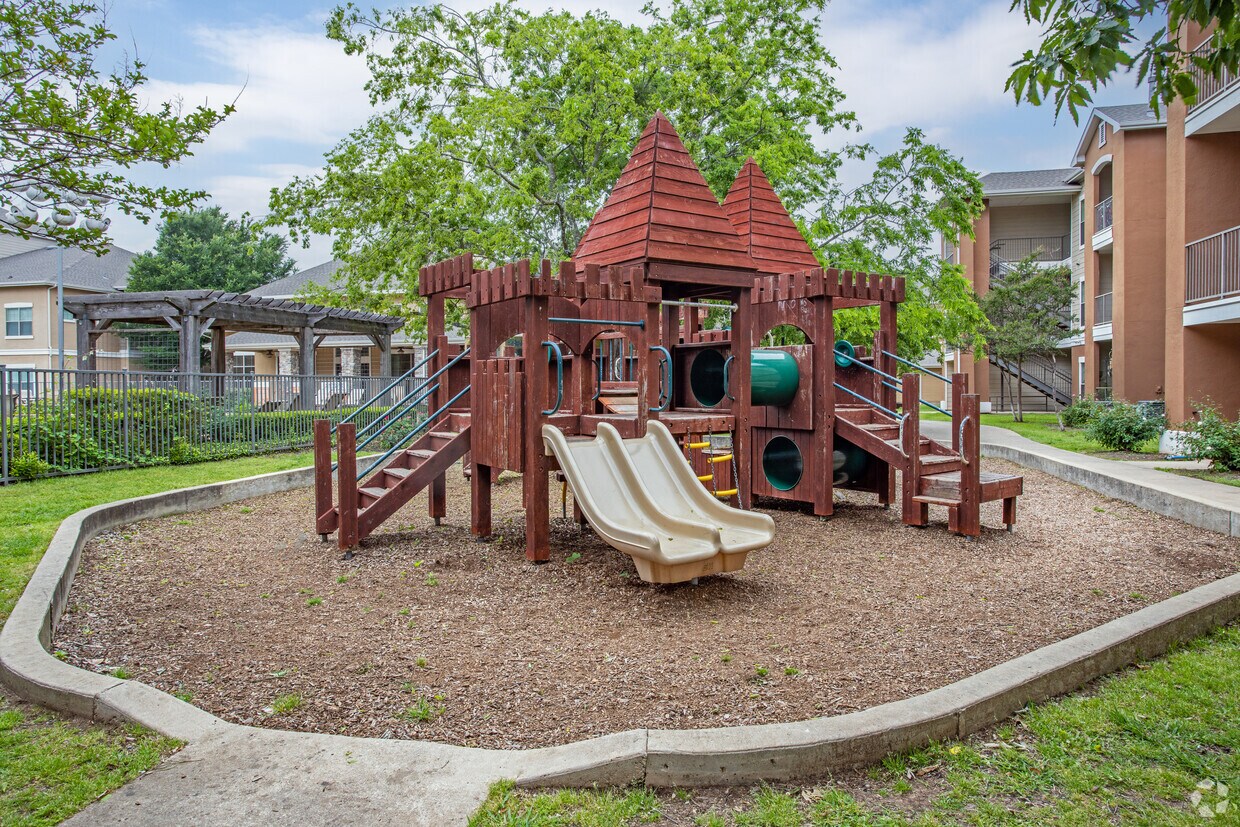 Foto principal - Cypress Creek at River Bend Apartment Homes