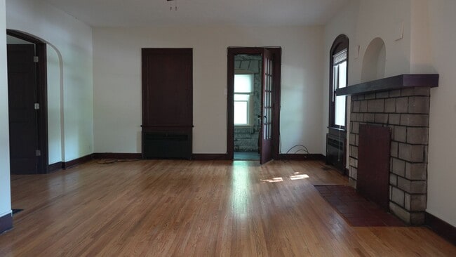 Building Photo - 706 N Washington St