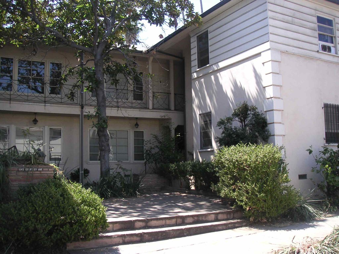 Garden Courtyard Entry - 7702 Hollywood Blvd