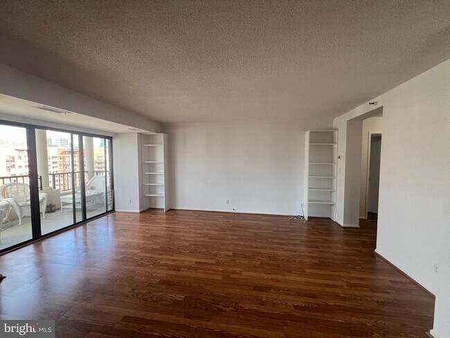 Foto del edificio - 1600 N Oak St