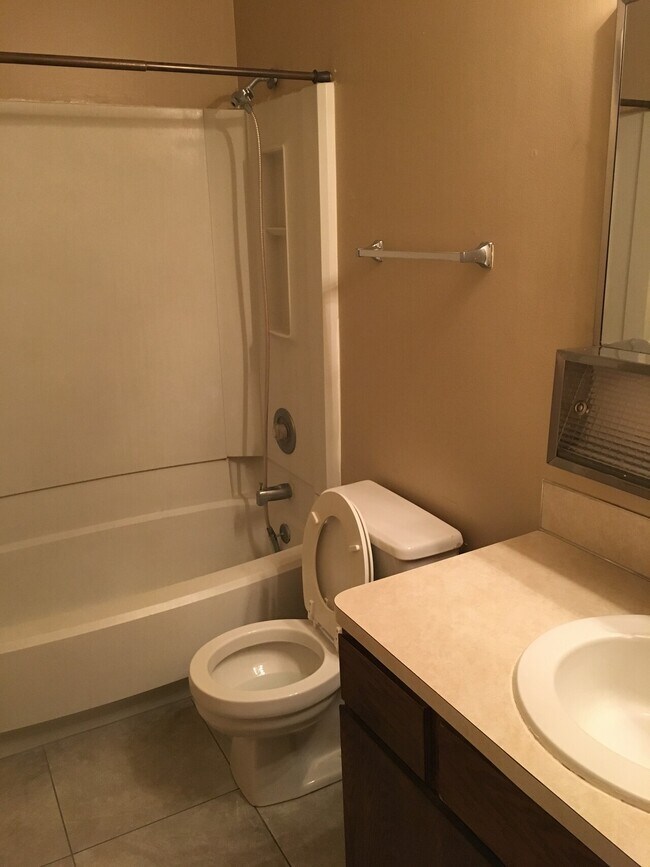 Foto del edificio - 1455 W Layton 4-plex