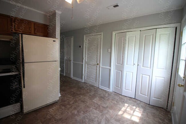 Building Photo - 2 bed / 1.5 bath home