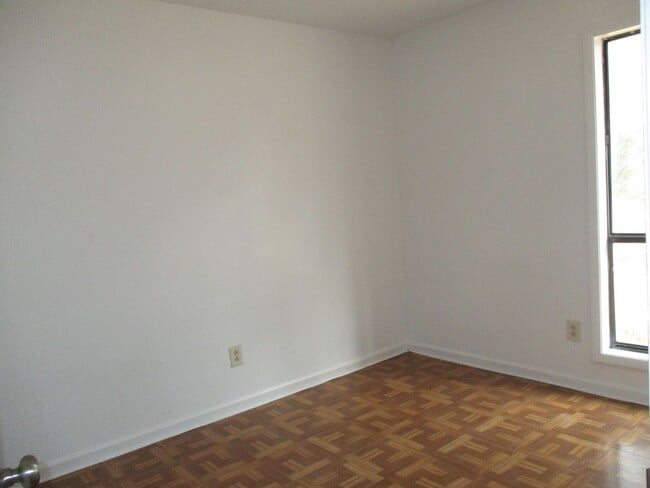 Building Photo - Lovely duplex close to base, shopping and area dining. Large open backyard great for cookouts. Fe...