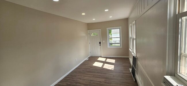 Building Photo - 308 Pennington Ave