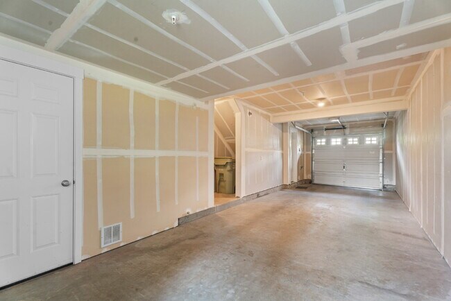 Foto del edificio - Spacious 3-Level Townhome for Rent in Prime Location
