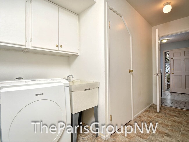 Building Photo - Beautiful 1622sf Kirkland Townhome