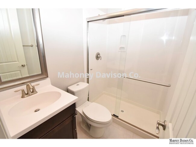 Foto del edificio - Blt in 2019, former model home, 4 bdrm + l...