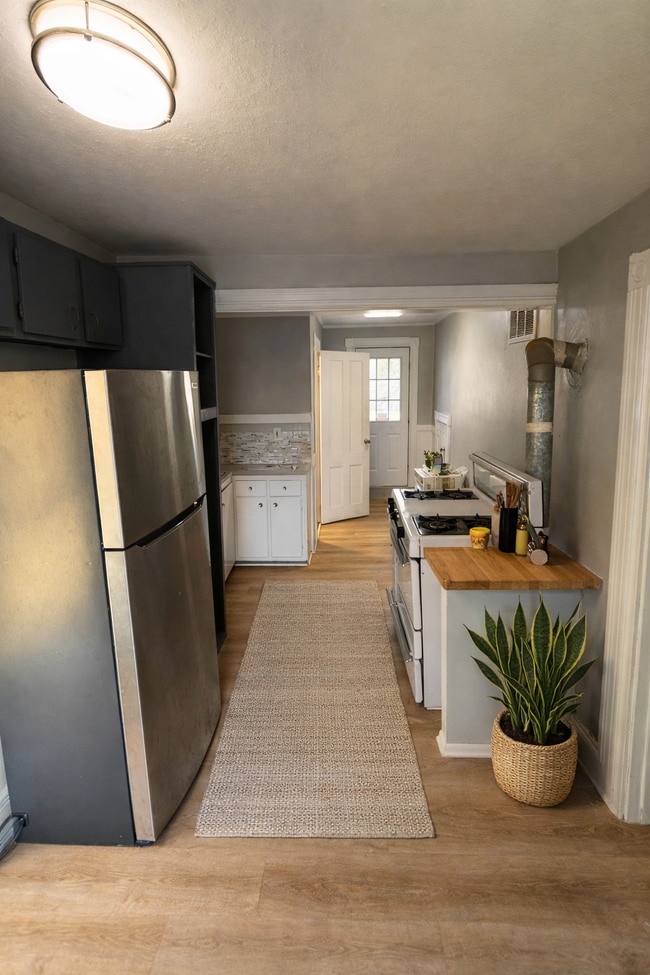 Building Photo - 24 Dyson St