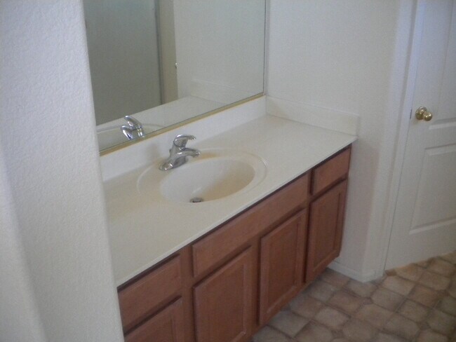 Foto del edificio - Spacious 3 bedroom, 2.5 bathroom
