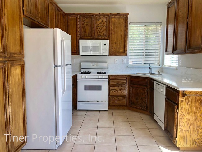 Building Photo - Beautiful, Updated Roseville Home