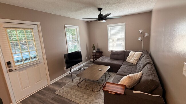 Foto del edificio - 1505 Ridge Ln