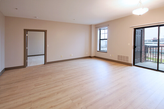 Living/Dining Room - 500 E Michigan Ave