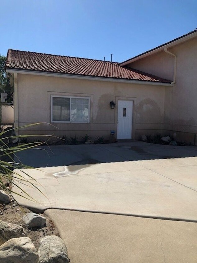 Foto principal - 1 Bedroom/2 Bath Guest House with Garage -...