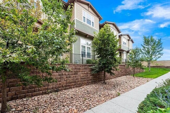 Foto del edificio - Beautiful 2 bedroom townhouse near Pine Cr...