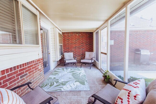 Foto del edificio - 8117 Trail Lake Dr
