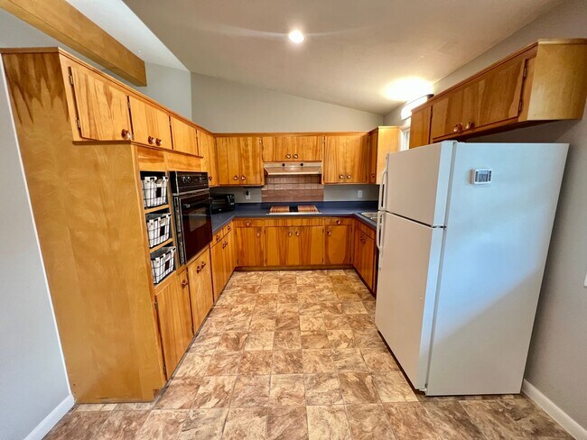 Foto del edificio - 5 Bedroom / 3 Bathroom West End Home