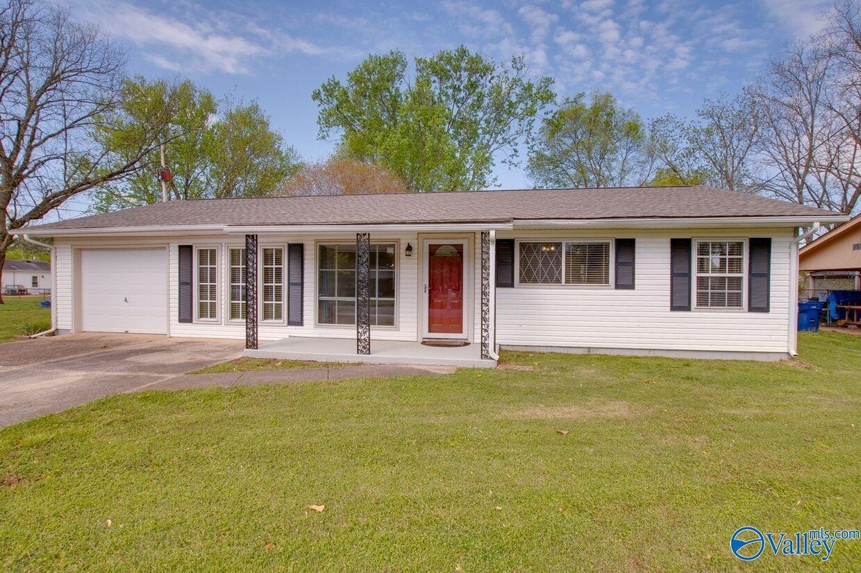 Foto principal - 2105 Birchwood Dr NE