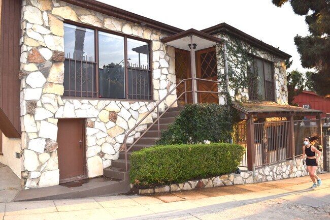 1 unit in tri-plex - 1854 1/2 Silver Lake Blvd