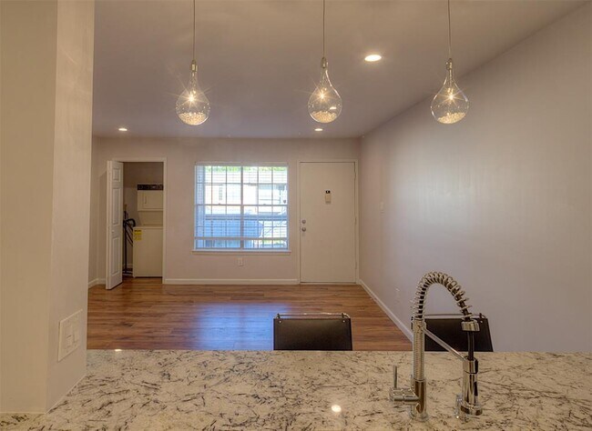 Building Photo - 1223 Augusta Dr