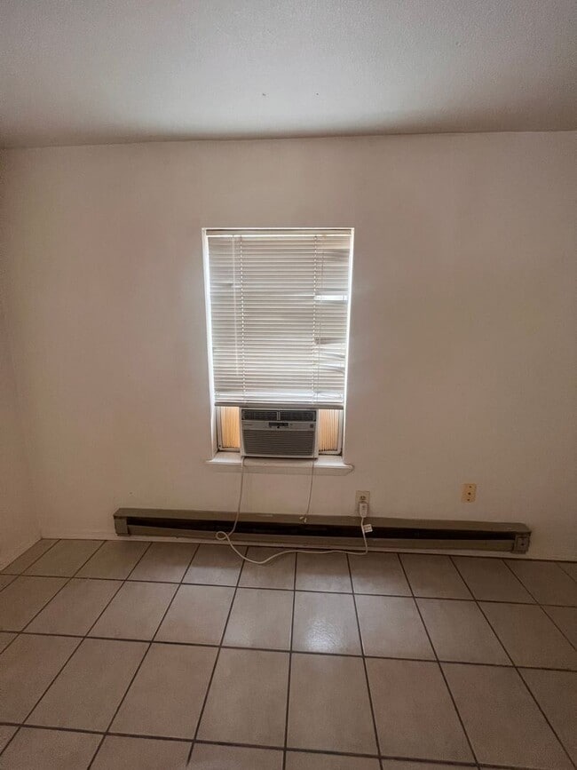 Building Photo - 1 br, 1 bath House - 304-A W Deming (752)