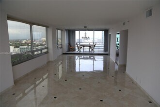 Building Photo - 1541 Brickell Ave