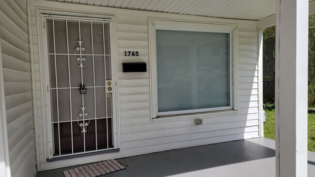 Building Photo - Emmaculate Clean Home/Located Minutes for ...