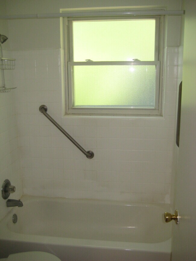 Baño 2 - 5711 Whitney Ave