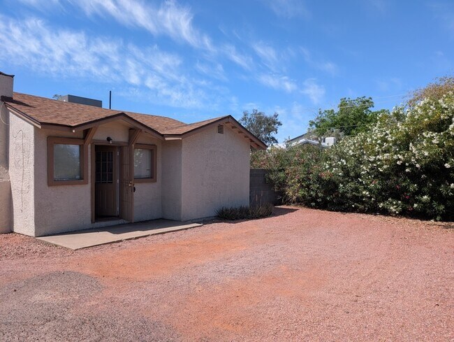 Building Photo - 1011 E Minnezona Ave