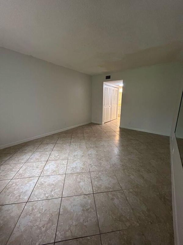 Foto del edificio - 5975 Forest Hill Blvd