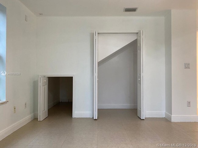 Foto del edificio - 1351 W 32nd St