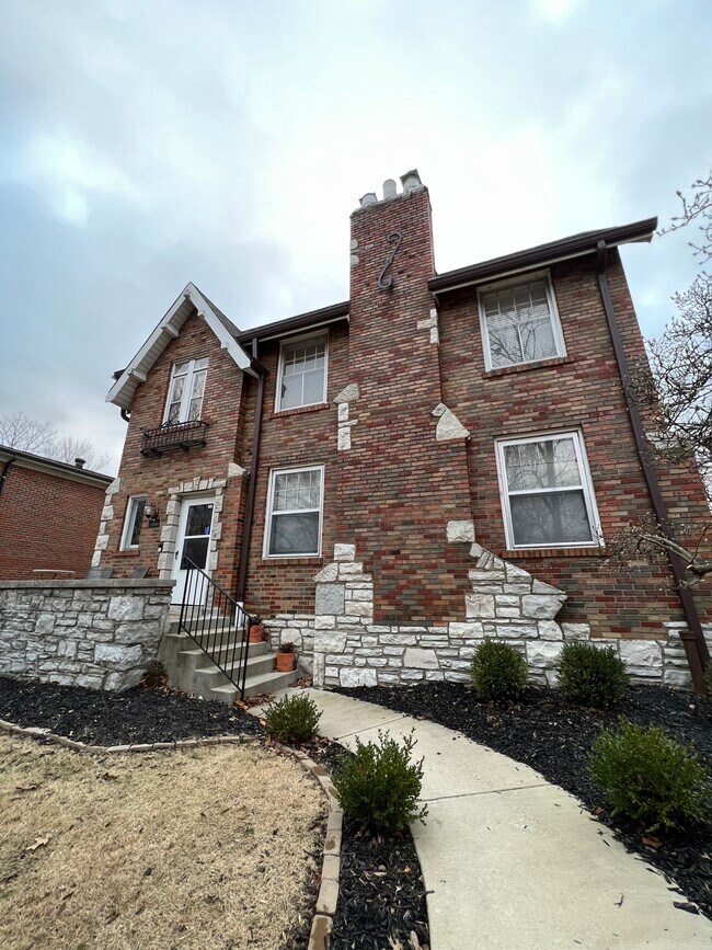 7440 Delmar Blvd Unit F1, University City, MO 63130 Condo for Rent in University City, MO