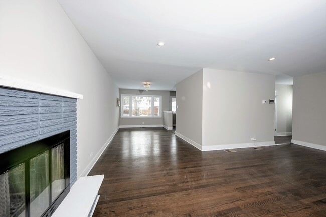 Foto del edificio - 243 E 169th Pl
