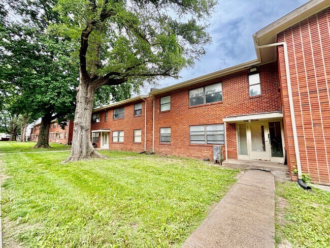 Foto del edificio - *VOUCHERS ACCEPTED* Spacious & Updated 2 Bedroom with Central A/C, Natural Light & Off-Street Par...