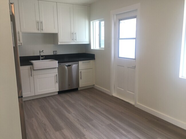 Building Photo - Updated 3 Bedroom Home in Pacific Beach!