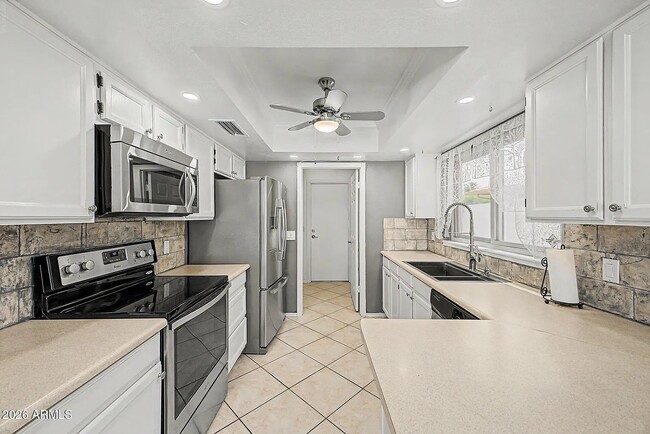 Foto del edificio - 9808 W Behrend Dr