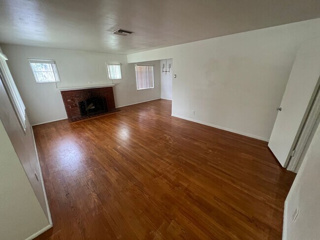 Building Photo - Spacious house near LLU