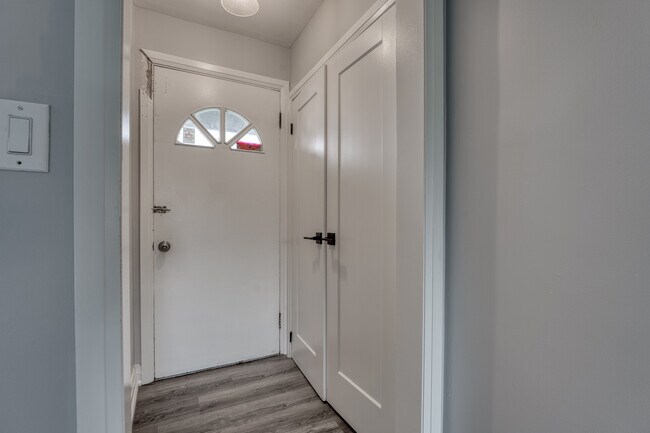 Photo du bâtiment - Stylish 3 Bedroom Apartment – All Utilities & Parking Included – $2,449/month